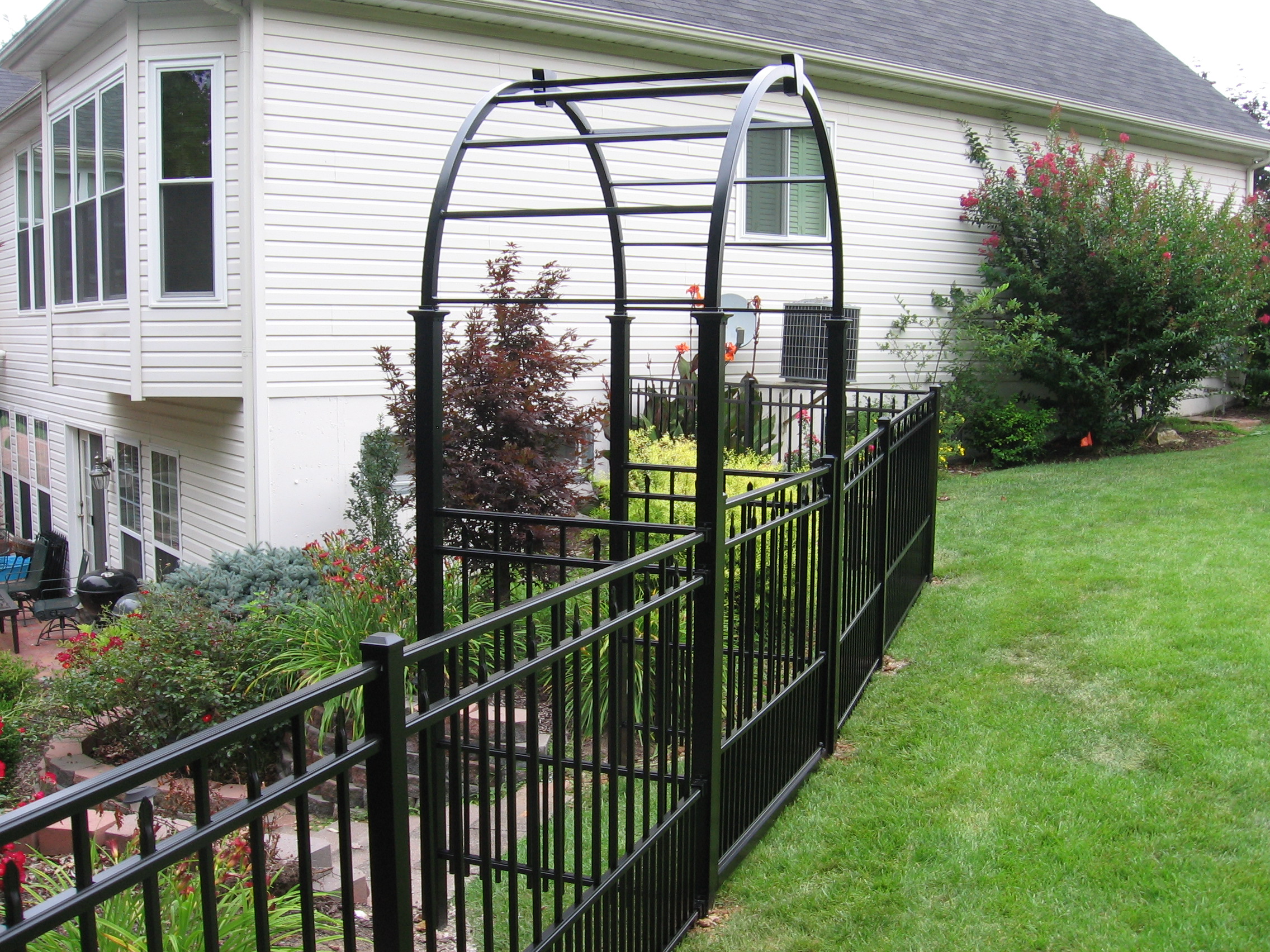 aluminum fence with overhead arch