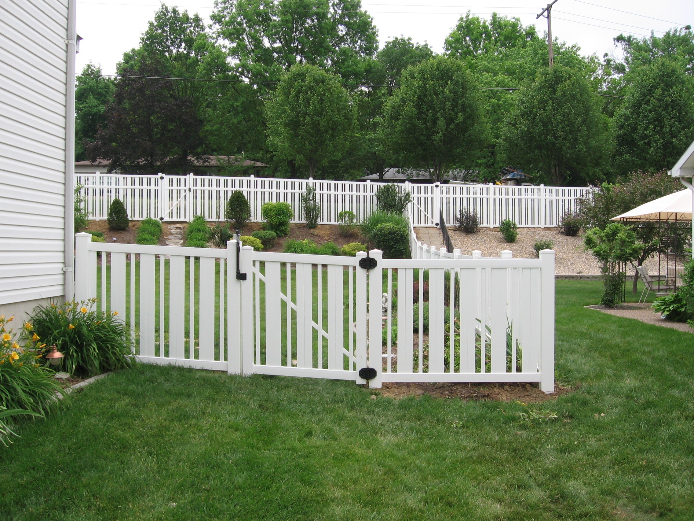 white vinyl fence with gate