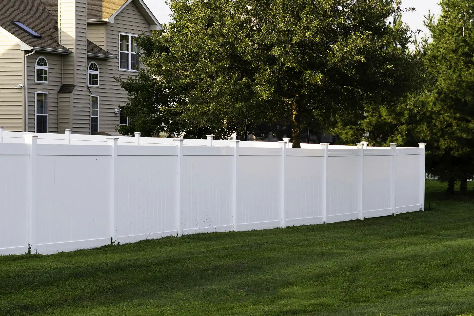 Vinyl fence in a Missouri backyard