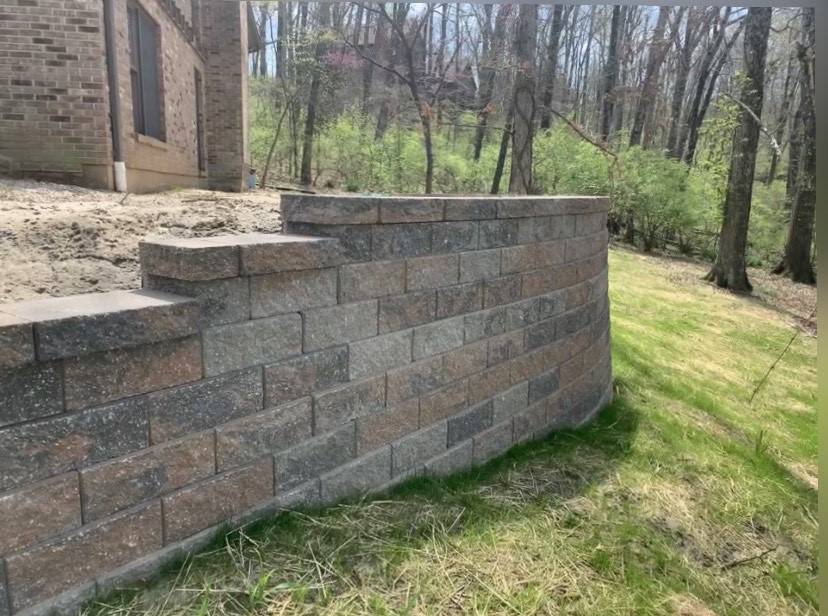 Curved retaining wall in Saint Louis Backyard